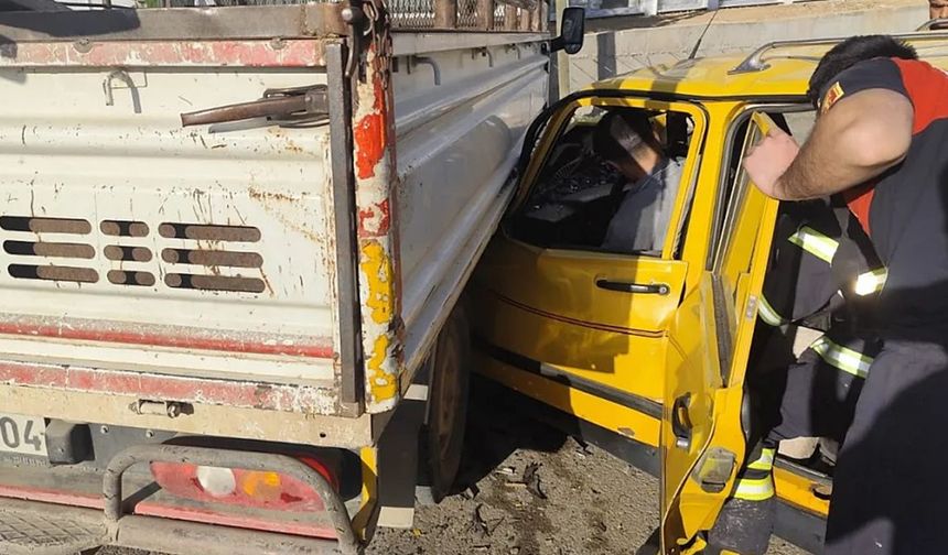 Otomobil transitin altına girdi, genç sürücü yaralandı
