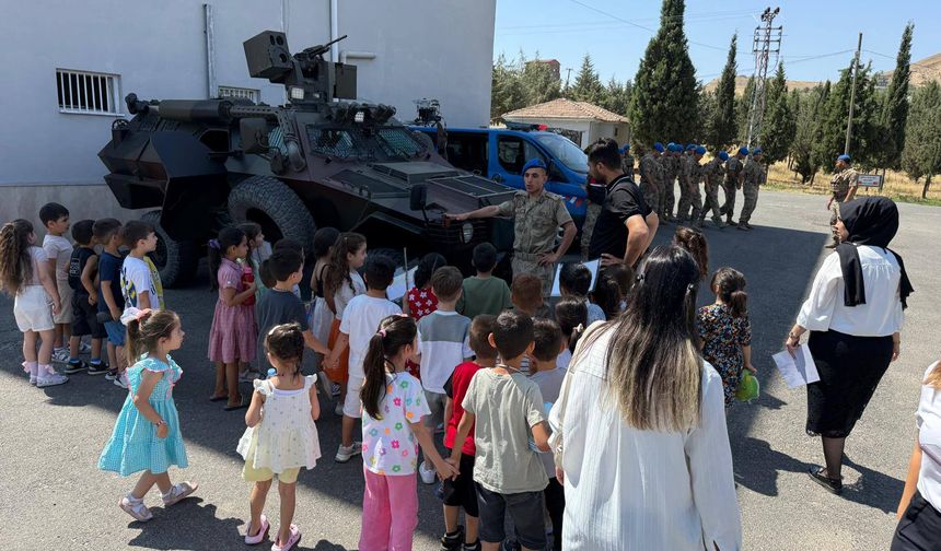 Anaokulu Öğrencilerinden Jandarmaya Kuruluş Yılı Ziyareti