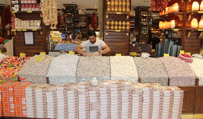 Rengârenk şekerler tezgâhları süslemeye başladı