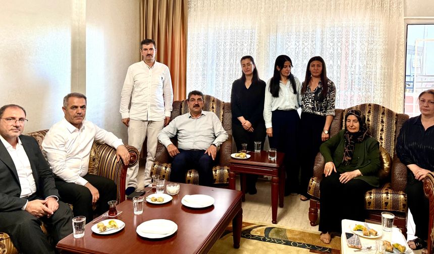 AK Parti Heyetinden DEM Parti İl Eş Başkanı’nın Ailesine Taziye Ziyareti