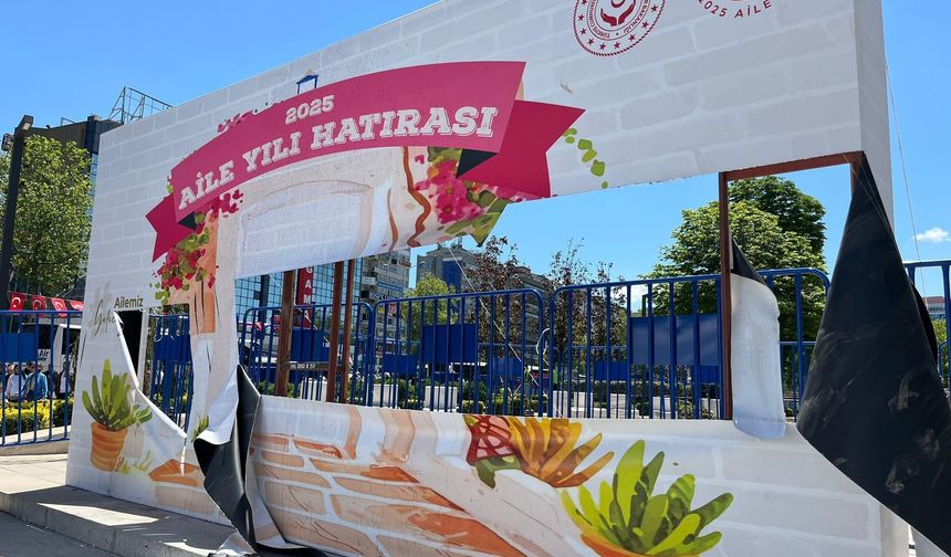 Bakanlık, 'Aile Yılı' panosuna zarar veren gençlerle görüştü