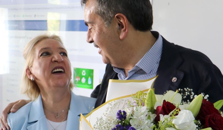 Bakan Tekin'den sınıf öğretmenine sürpriz doğum günü kutlaması