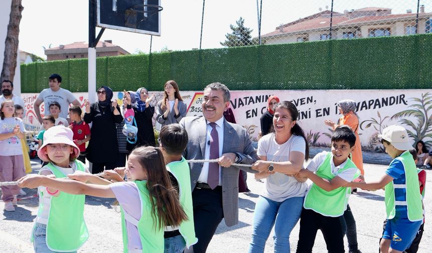 Bakan Tekin, öğrenciler ile birlikte halat çekti