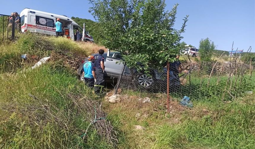 Araç evin bahçesine savruldu: 2 yaralı