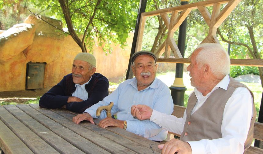 Büyüklerden “Nerede O Eski Bayramlar” özlemi