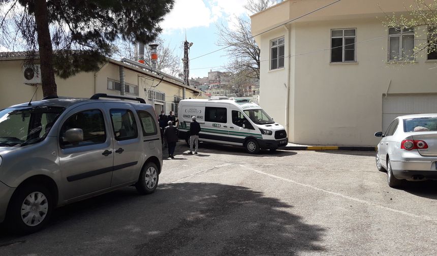 Kapısı kilitli odada ölü bulunan anne ve kızının cenazeleri teslim edildi