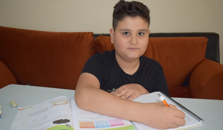 Kanser hastası Muhammed, evde aldığı eğitimlerle bursluluk sınavını yüksek puanla kazandı