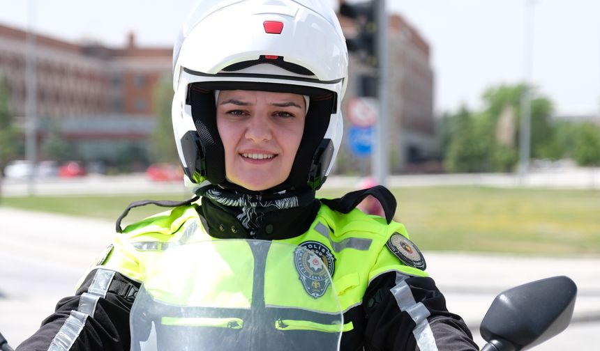 Polis Safiye, tutkusu motosikletle trafik güvenliğini sağlıyor