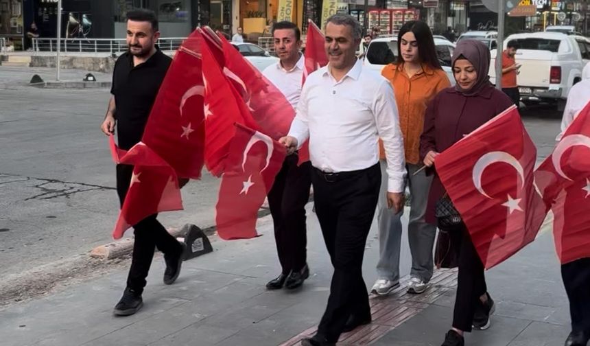 Başkan Şansi'den Esnafa Bayrak Dağıtımı
