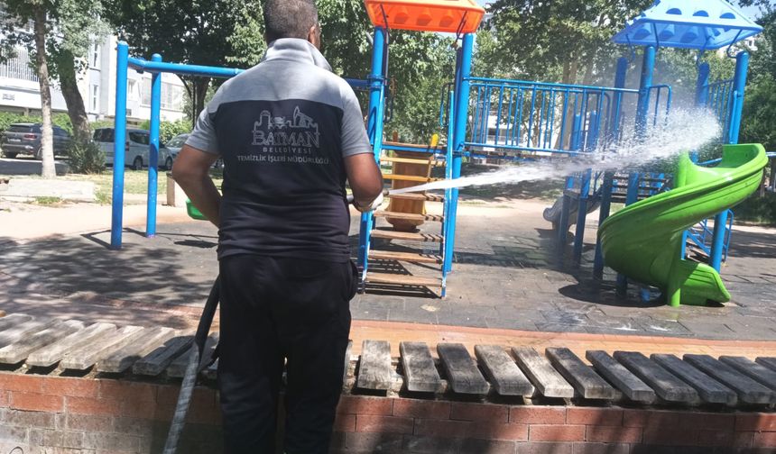 BATMAN’DA PARKLAR TEMİZLENİYOR