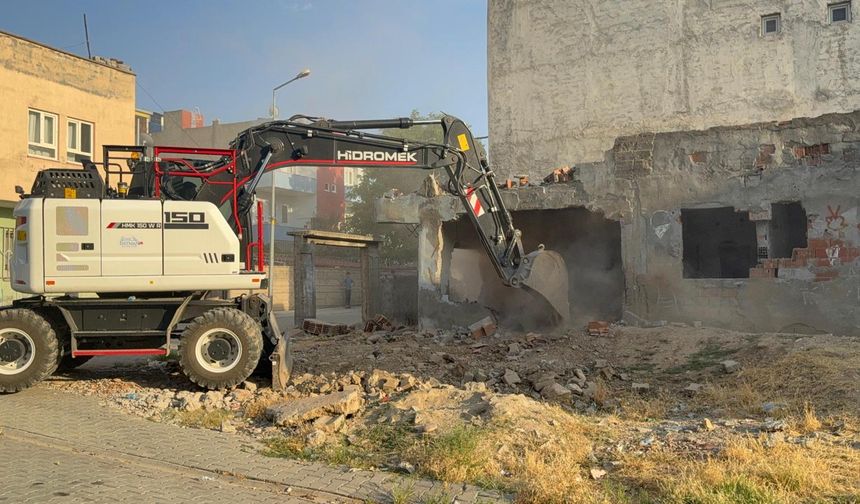 METRUK YAPILAR KONTROLLÜ ŞEKİLDE YIKILDI
