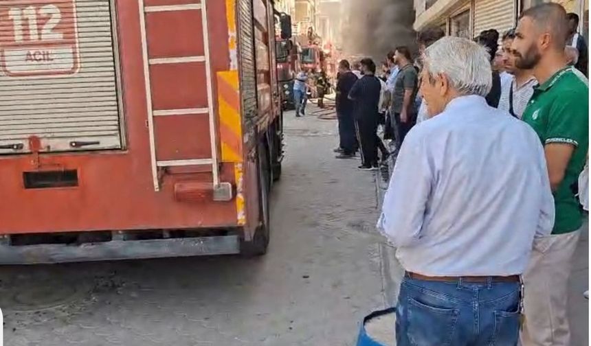 Mardin’de mobilya mağazasında yangın: Söndürme çalışmaları sürüyor
