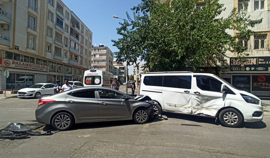 Batman'da panelvan ile otomobil çarpıştı: 1 yaralı