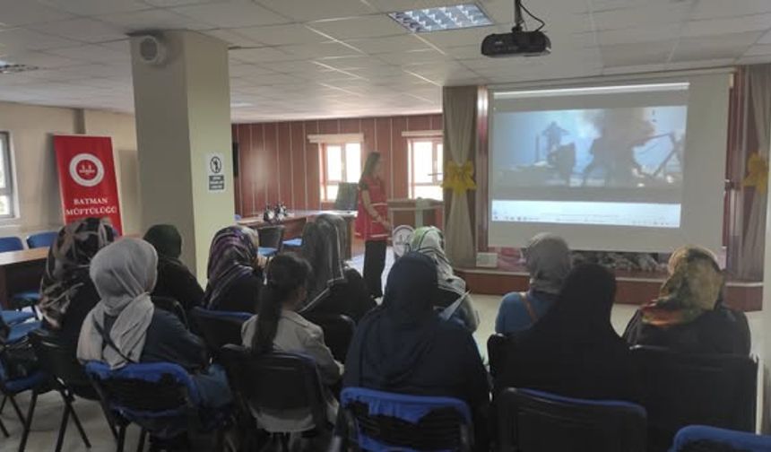 Kadın ve Gençlik Kollarına İlk Yardım Eğitimi Verildi