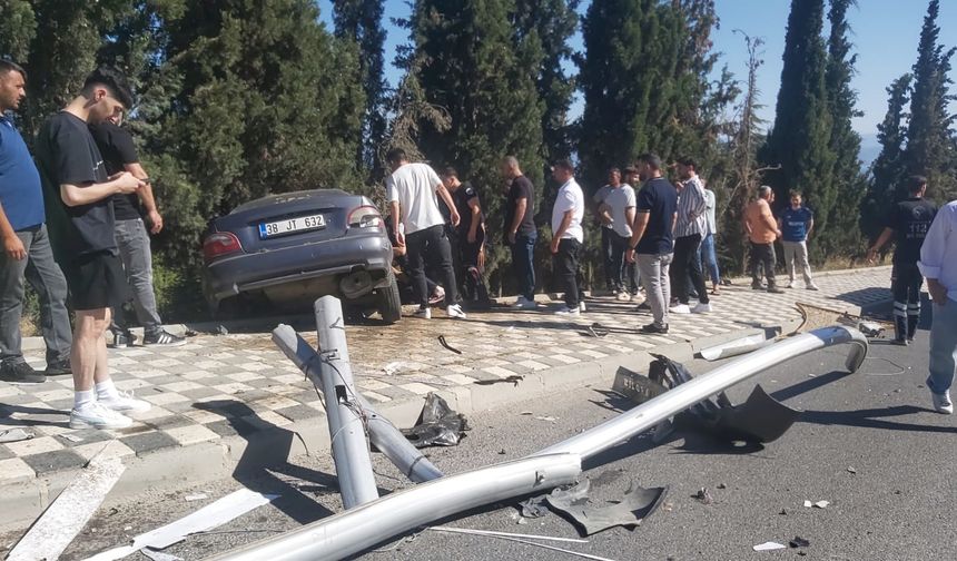 Aydınlatma direğine çarpan otomobil, kaldırımda asılı kaldı