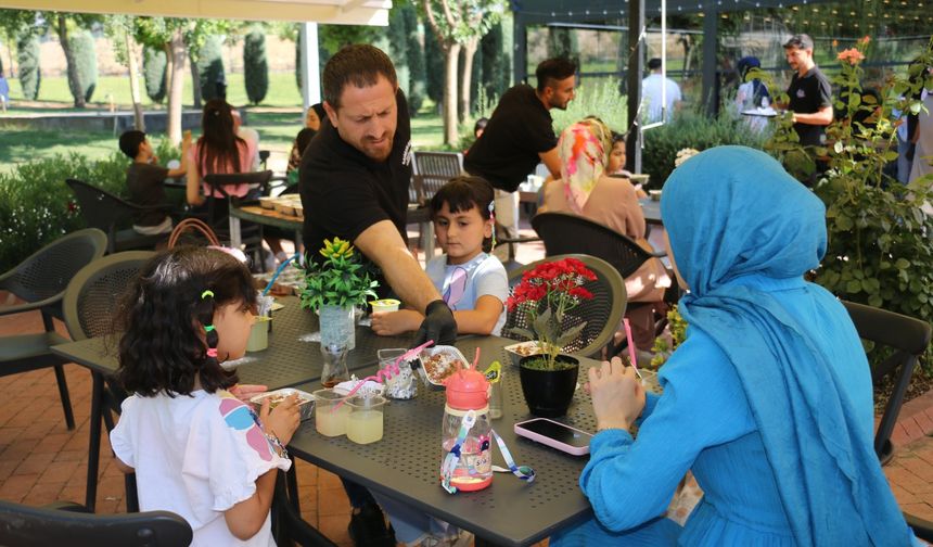 BELEDİYEDEN VATANDAŞLARA AŞURE İKRAMI