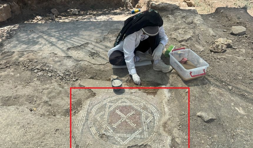 Diyarbakır'da mezar kazısında mozaik, Davut yıldızı ve 6 satırlık dilekçe yazısı ortaya çıktı