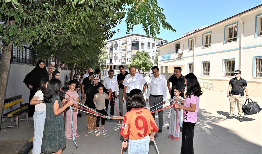 Vali Canalp’ten TÜGVA Yaz Okulu Öğrencilerine Ziyaret