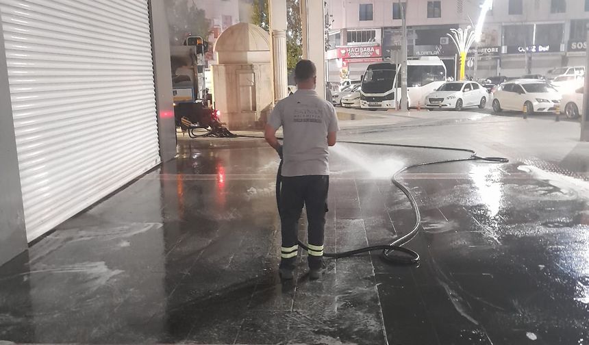 CADDELER KÖPÜKLÜ SU İLE YIKANDI