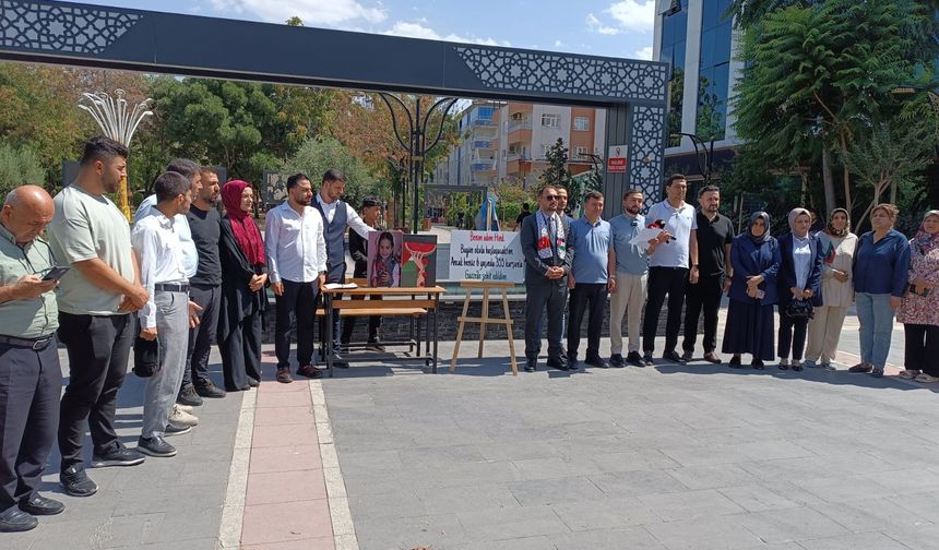 Gazze’de ölen çocuklar için caddeye boş okul sıraları konuldu