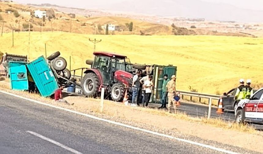 Bekirhan yolunda kaza: Traktör römorku yan yattı