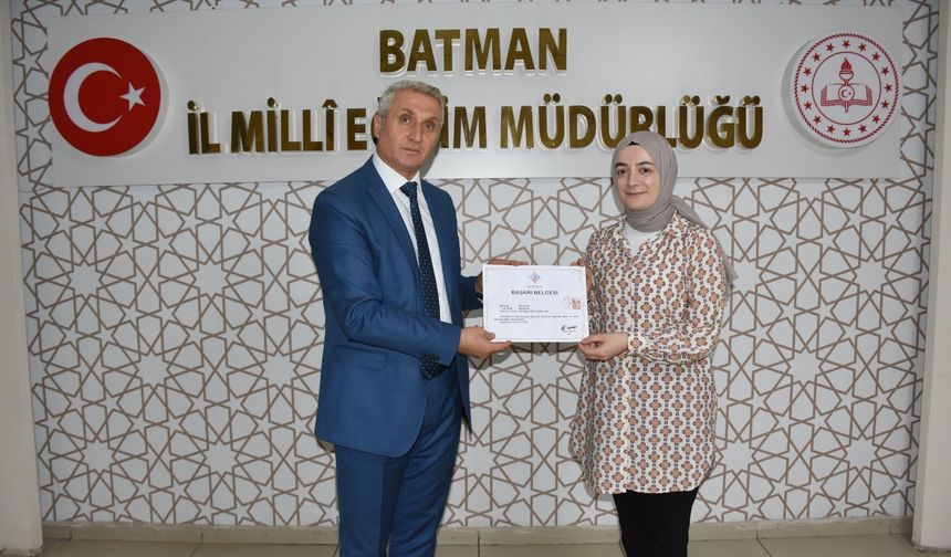 Öğretmenlere Başarı Belgeleri Takdim Edildi