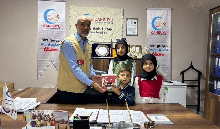 Minik yürekler harçlıklarını Gazze'ye bağışladılar