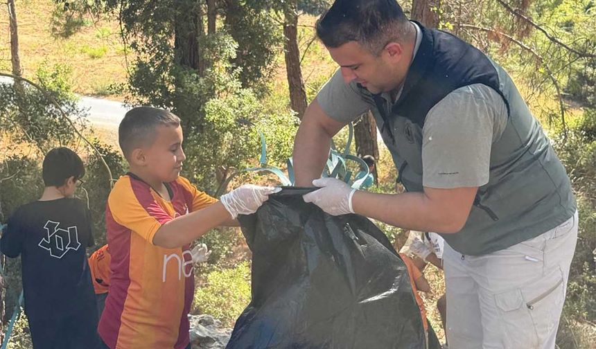 Öğrencilerle çöp toplama etkinliği düzenlendi
