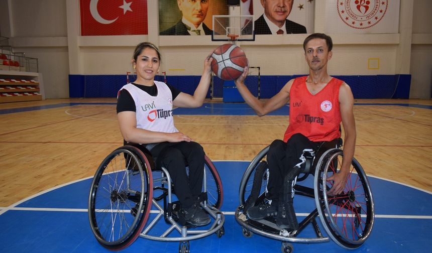 Tekerlekli sandalyede başlayan aşkları, evlilikle taçlandı