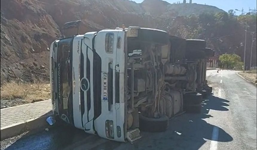 Elazığ’dan Diyarbakır’a giden tır devrildi: Sürücü yaralandı