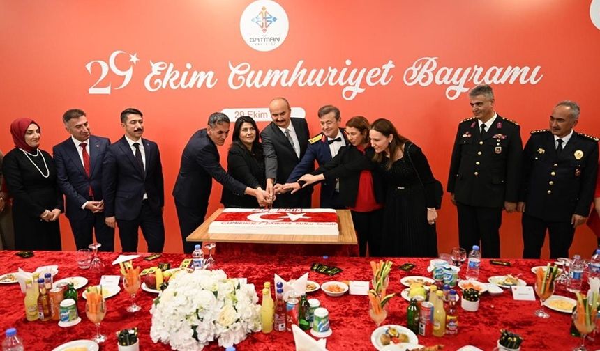 Batman’da Cumhuriyetin 102. Yıl Dönümü Kutlamaları Kabul Töreni ile Sona Erdi