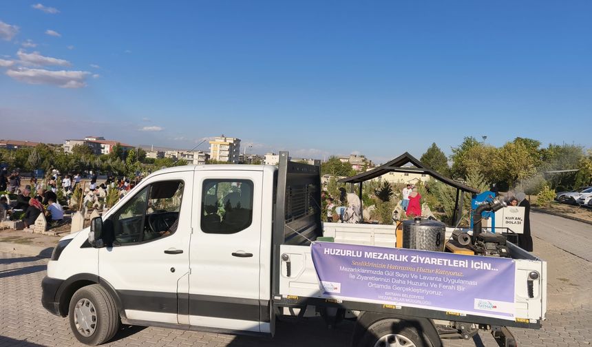 Batman’da Mezarlıklarda Gülsuyu Uygulaması