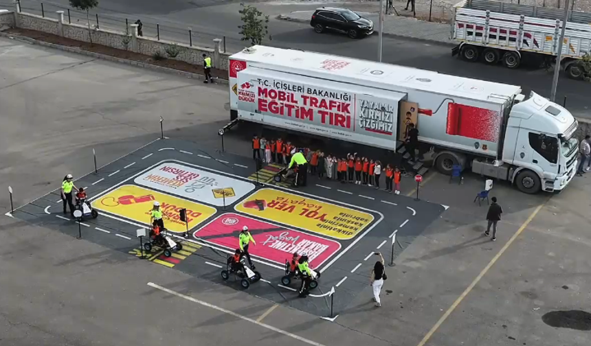 Mobil Trafik Eğitim Tırı Öğrencilerle Buluştu