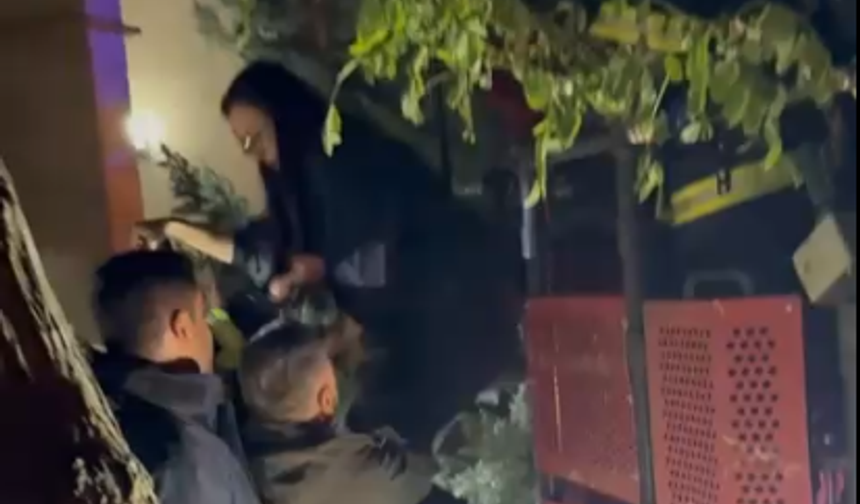 Yangında Mahsur Kalan Vatandaşları İtfaiye Ekipleri Kurtardı