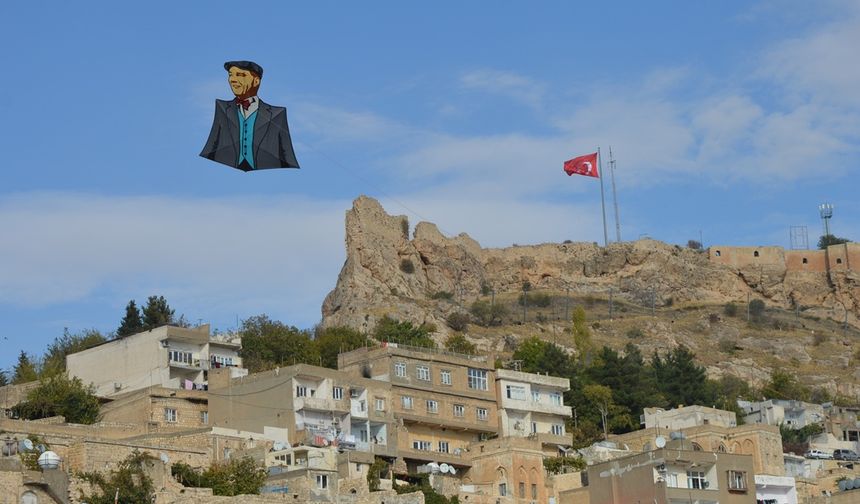 Mardin semalarında Atatürk posterli uçurtma uçuruldu