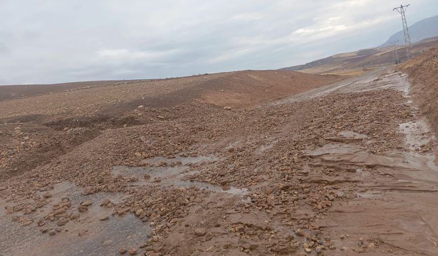 Eruh’ta heyelan sonrası kapanan yollar, ekiplerin çalışmasıyla açıldı