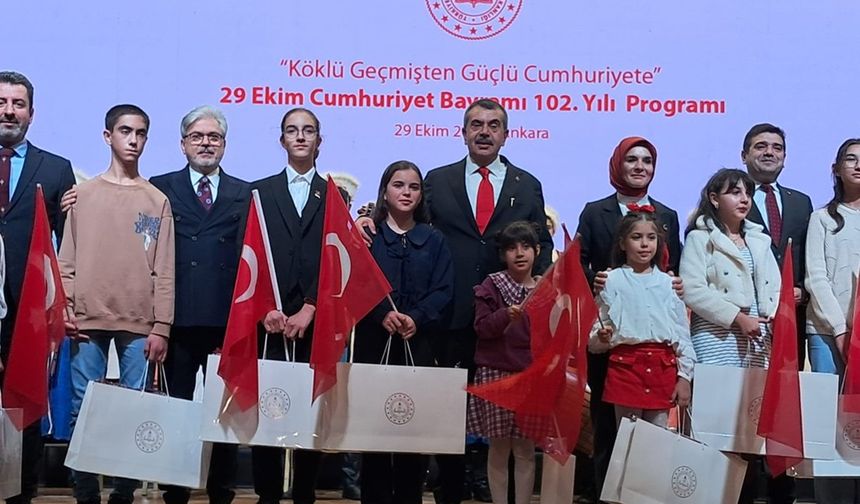 Batman’ın Gururu Hatice Azra Sucu’ya İki Bakan’dan Ödül verildi