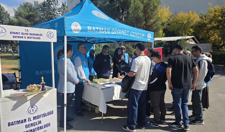 Batman’da Üniversite Gençlerine Manevi Destek Standı