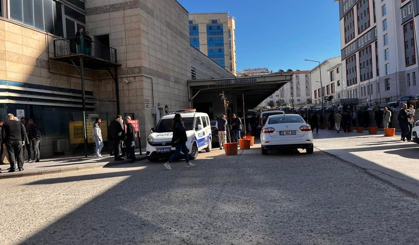 Kurtalan'da bir kişi eşi ile amcasını öldürüp, 3 akrabasını yaraladı