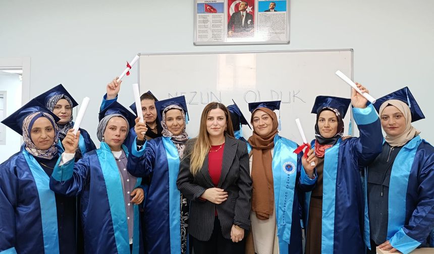 Bayındır'da Kadınların Okuma Yazma Azmi Törenle Taçlandı