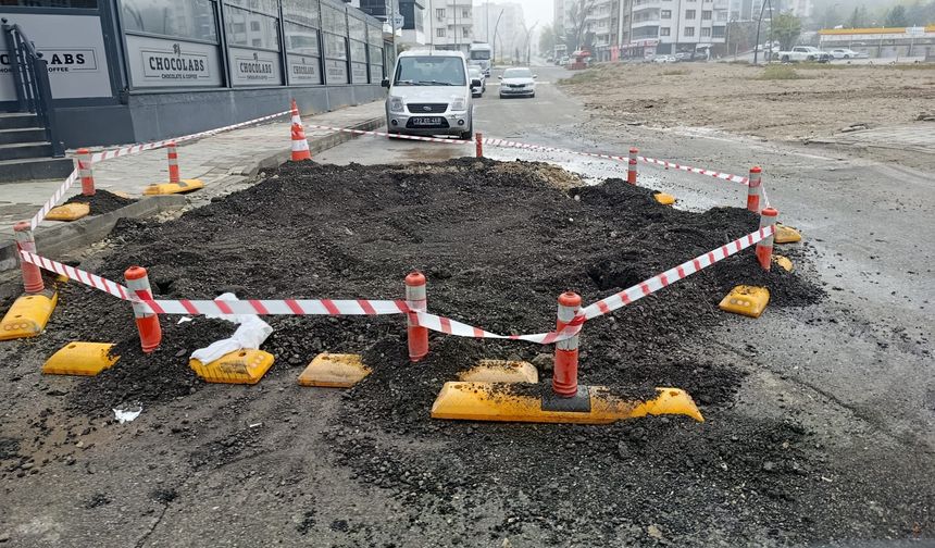 Tilmerc’te Obruk Alarmı! Lüks Konut Bölgesinde Yol Çöktü