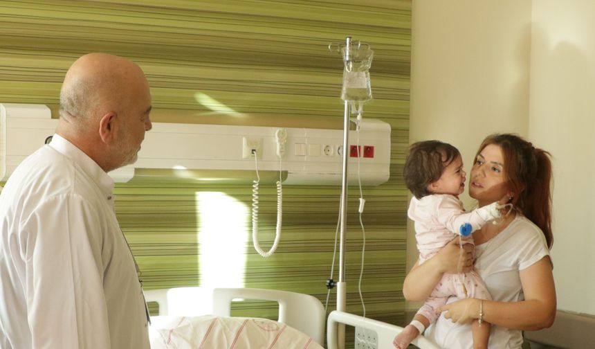 Bebeğin yemek borusuna kaçan pil ve lego parçası, 3 saatlik operasyonla çıkarıldı