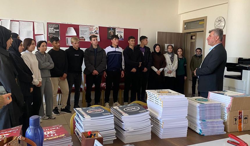 Başkan Özhan, üniversite adaylarına kaynak kitap dağıttı