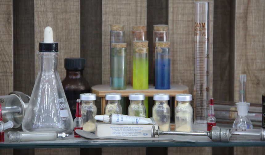 Eczanesinde 150 yıllık ilaçlarla mesleğin geçmişini yaşatıyor