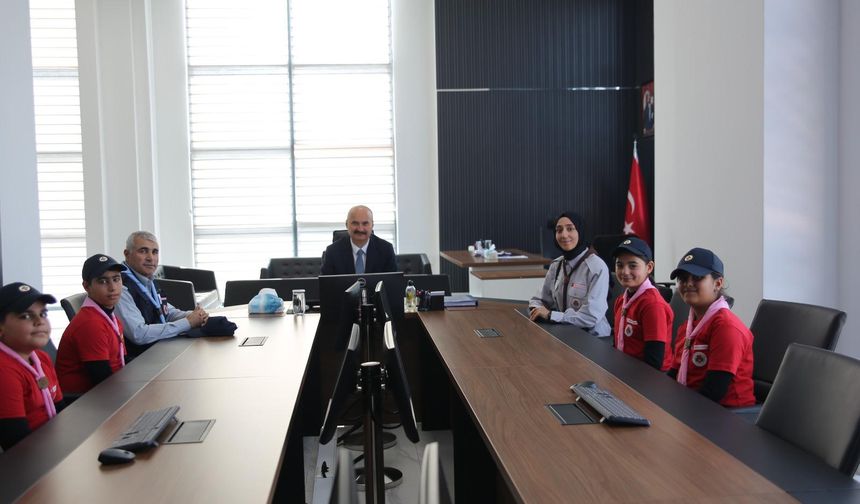 Vali Canalp, İzcileri Kabul Etti