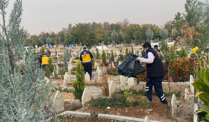 Mezarlıkta çalışmalar devam ediyor