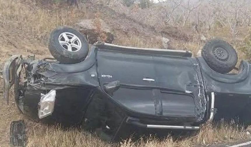 Siirt’te pikap takla attı: Sürücü araçtan çevredekiler tarafından çıkarıldı