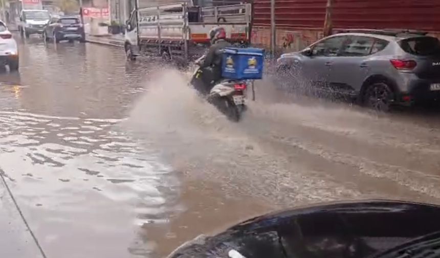 Kısa süreli yağış Batman'da sokakları göle çevirdi