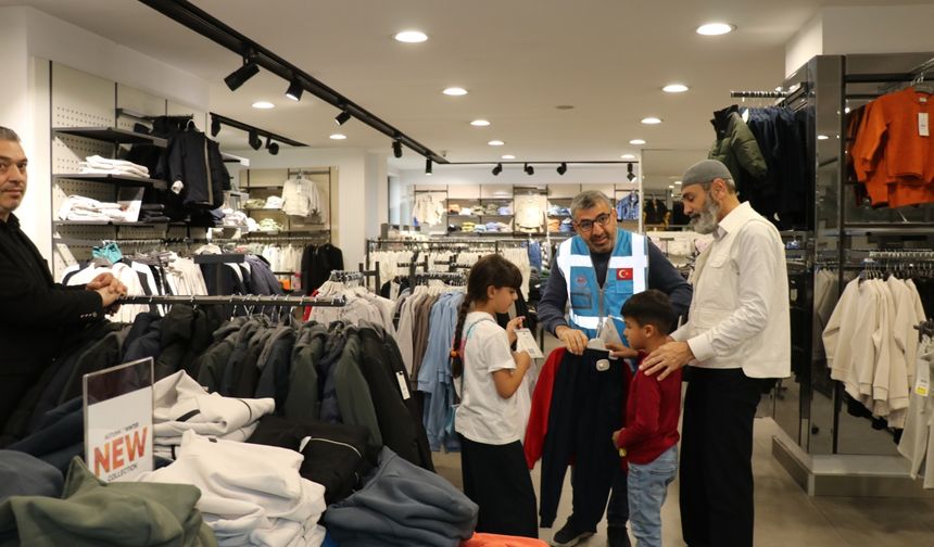 Yetimler Vakfı onlarca yetim çocuğu giydirdi