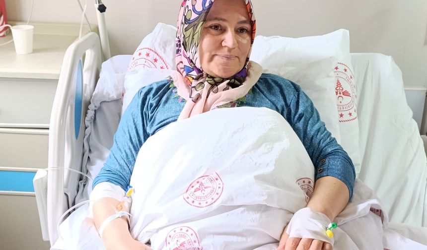 Karnından 8,5 kiloluk kitle çıkarıldı